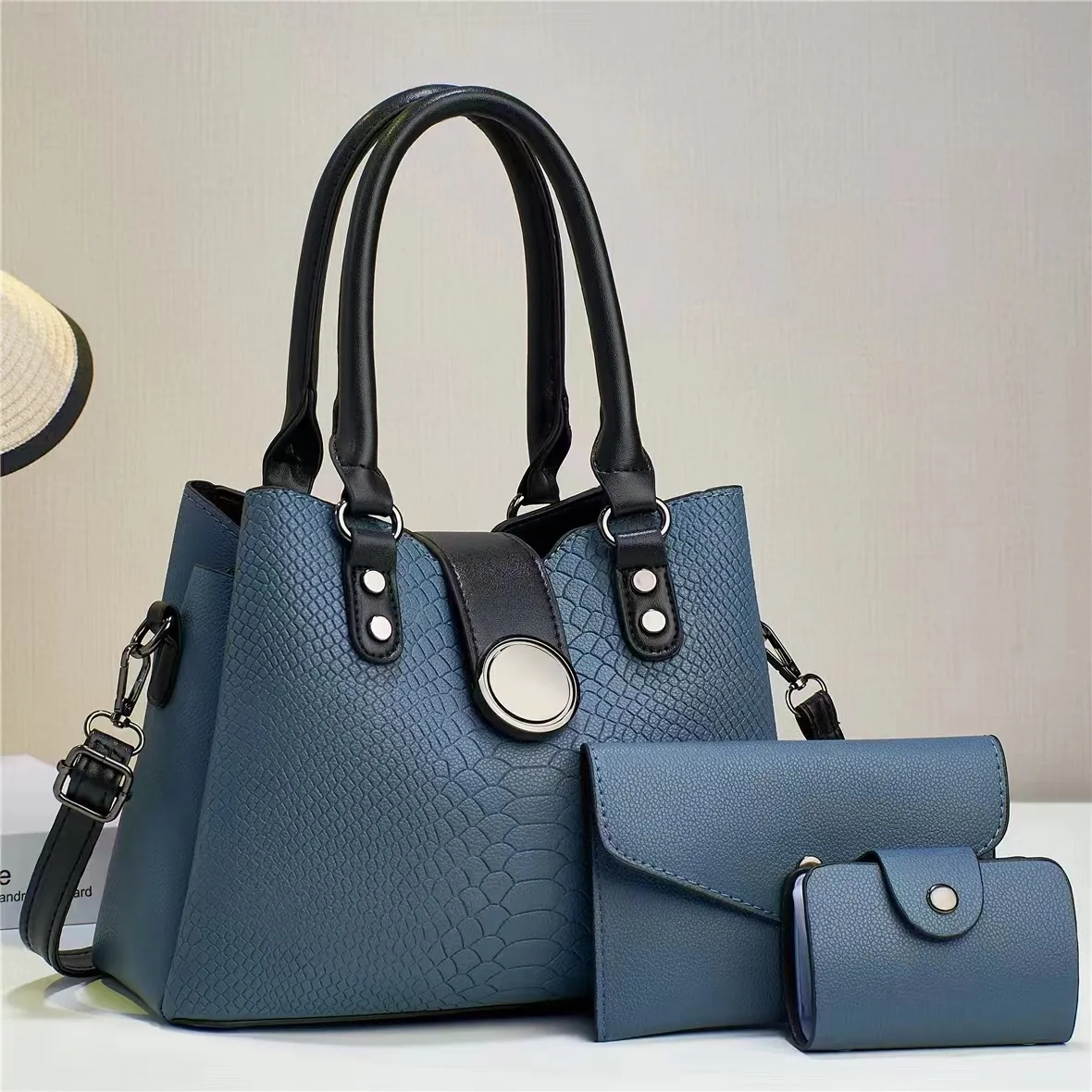 Sac à main élégant effet croco modèle moyen