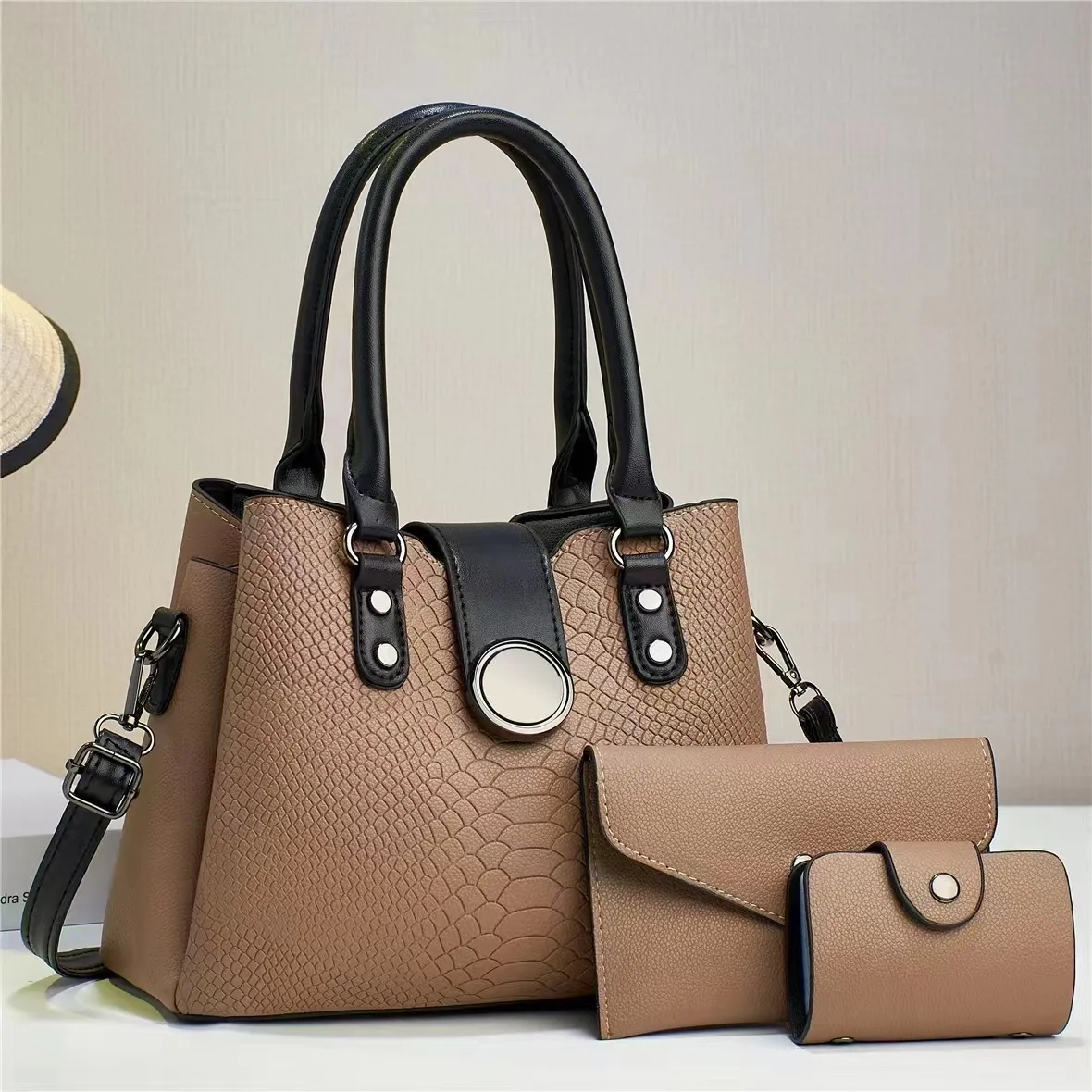 Sac à main élégant effet croco modèle moyen