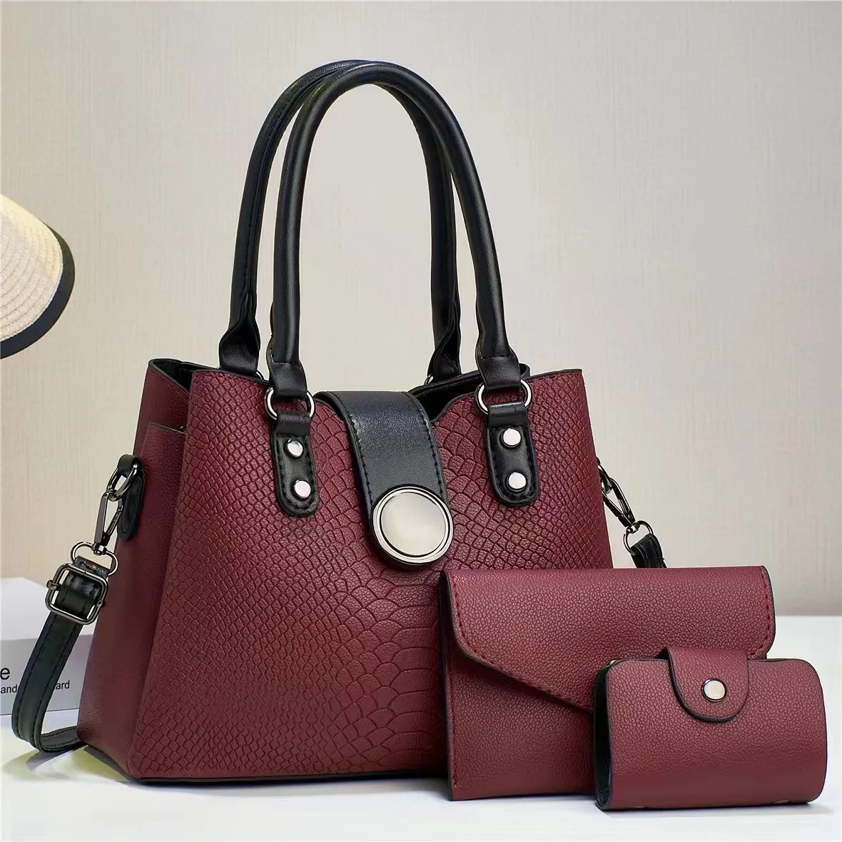 Sac à main élégant effet croco modèle moyen