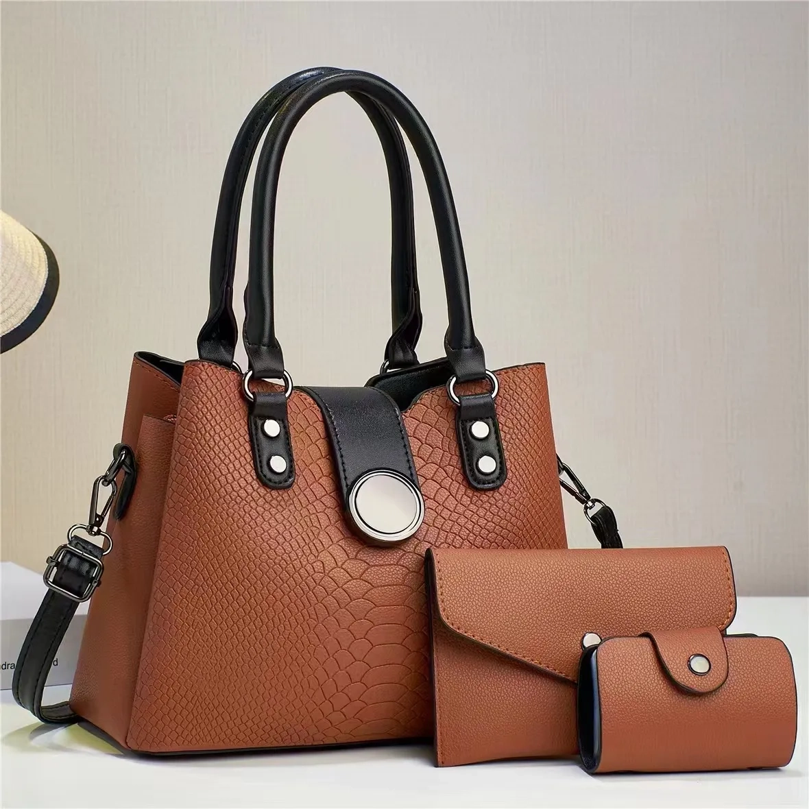 Sac à main élégant effet croco modèle moyen